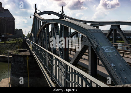 Storico ponte in acciaio in Krefelder Rheinhafen Foto Stock