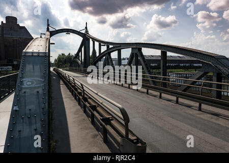 Storico ponte in acciaio in Krefelder Rheinhafen Foto Stock