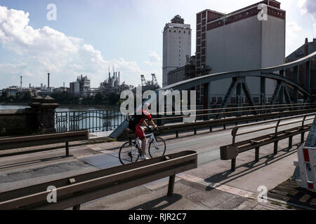 Storico ponte in acciaio in Krefelder Rheinhafen Foto Stock