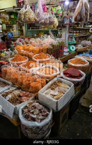 Cambogia, Preah Koh Kong, centro città, Mercato Centrale, Psar Dong Tong, bancarella vendendo gamberi secchi, calamari e pesce Foto Stock