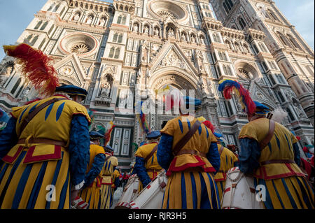 Extra con tamburi e costumi di fronte alla facciata di Santa Maria del Fiore, durante una rievocazione storica. Foto Stock