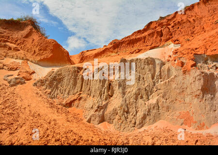 Le pareti del canyon di una sezione del flusso di fata (Suoi Tien) in Mui Ne, Binh Thuan Provincia, Vietnam Foto Stock