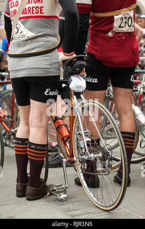 Il partecipante non identificato di L'Eroica, una storica manifestazione ciclistica per i proprietari di biciclette d'epoca, riprodotti su ghiaia bianca strade del Chianti. Foto Stock