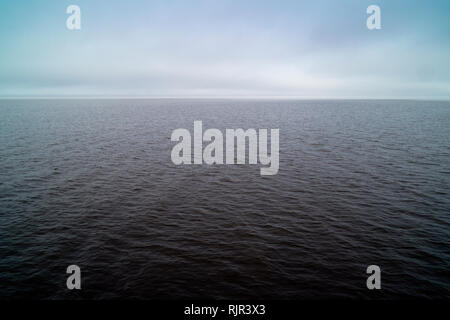 Nuvoloso Giorno sulla Baia di Mobile. Foto scattata dal molo Fairhope, Alabama, STATI UNITI D'AMERICA, Foto Stock