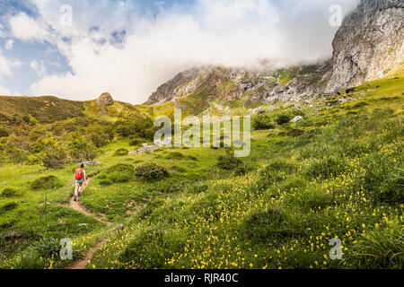 Escursionista vicino a Fuente De nella riserva nazionale Parque National de los Picos de Europa, Potes, Cantabria, SPAGNA Foto Stock