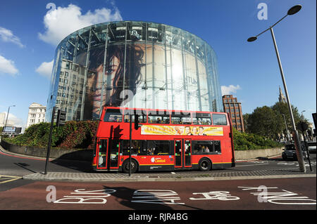 Grande film di James Bond film Quantum Of Solace poster con Daniel Craig e Olga Kurylenko in BFI IMAX su Charlie Chaplin Road a Londra, Inghilterra, Regno re Foto Stock