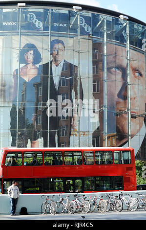 Grande film di James Bond film Quantum Of Solace poster con Daniel Craig e Olga Kurylenko in BFI IMAX su Charlie Chaplin Road a Londra, Inghilterra, Regno re Foto Stock