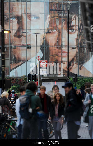 Grande film di James Bond film Quantum Of Solace poster con Daniel Craig e Olga Kurylenko in BFI IMAX su Charlie Chaplin Road a Londra, Inghilterra, Regno re Foto Stock