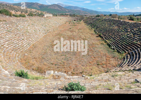 Lo stadio ad Aphrodisias in Turchia è situato a nord della città antica ed è uno dei meglio conservati antichi stadi del mondo. Foto Stock