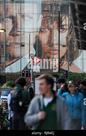 Grande film di James Bond film Quantum Of Solace poster con Daniel Craig e Olga Kurylenko in BFI IMAX su Charlie Chaplin Road a Londra, Inghilterra, Regno re Foto Stock