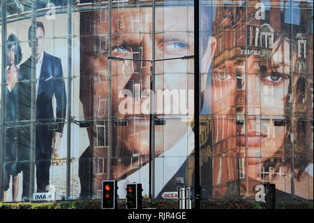 Grande film di James Bond film Quantum Of Solace poster con Daniel Craig e Olga Kurylenko in BFI IMAX su Charlie Chaplin Road a Londra, Inghilterra, Regno re Foto Stock