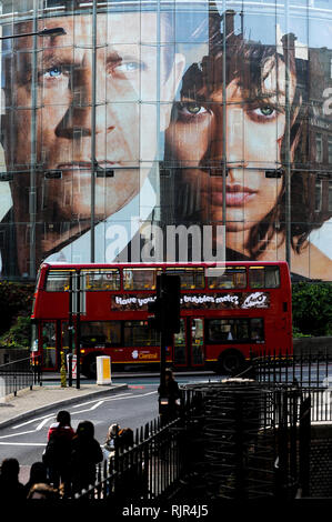 Grande film di James Bond film Quantum Of Solace poster con Daniel Craig e Olga Kurylenko in BFI IMAX su Charlie Chaplin Road a Londra, Inghilterra, Regno re Foto Stock