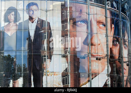 Grande film di James Bond film Quantum Of Solace poster con Daniel Craig e Olga Kurylenko in BFI IMAX su Charlie Chaplin Road a Londra, Inghilterra, Regno re Foto Stock