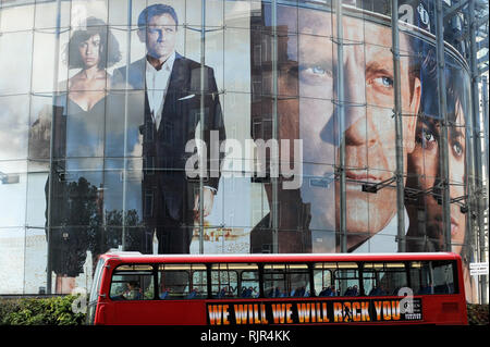Grande film di James Bond film Quantum Of Solace poster con Daniel Craig e Olga Kurylenko in BFI IMAX su Charlie Chaplin Road a Londra, Inghilterra, Regno re Foto Stock