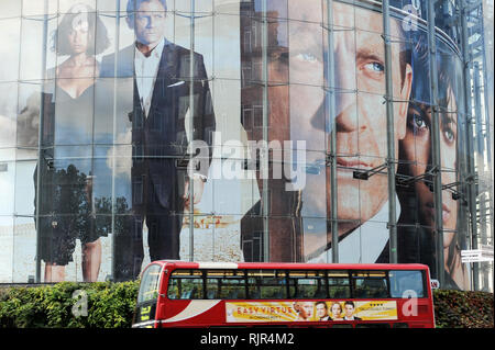 Grande film di James Bond film Quantum Of Solace poster con Daniel Craig e Olga Kurylenko in BFI IMAX su Charlie Chaplin Road a Londra, Inghilterra, Regno re Foto Stock