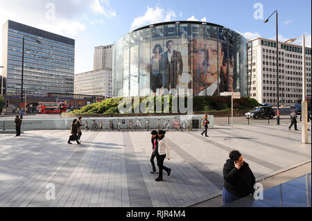 Grande film di James Bond film Quantum Of Solace poster con Daniel Craig e Olga Kurylenko in BFI IMAX su Charlie Chaplin Road a Londra, Inghilterra, Regno re Foto Stock