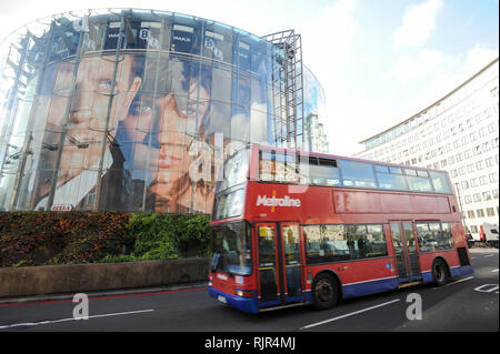 Grande film di James Bond film Quantum Of Solace poster con Daniel Craig e Olga Kurylenko in BFI IMAX su Charlie Chaplin Road a Londra, Inghilterra, Regno re Foto Stock