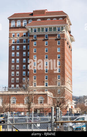 ASHEVILLE, NC, Stati Uniti d'America-2/3/19: il lato sinistro della batteria storico Park Hotel edificio, ora utilizzato per senior appartamenti. Foto Stock