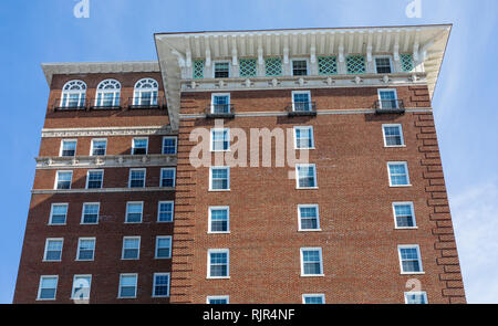 ASHEVILLE, NC, Stati Uniti d'America-2/3/19: alto cornicione e la sporgenza del Battery Park Hotel edificio, ora utilizzato per alloggiamento senior. Foto Stock