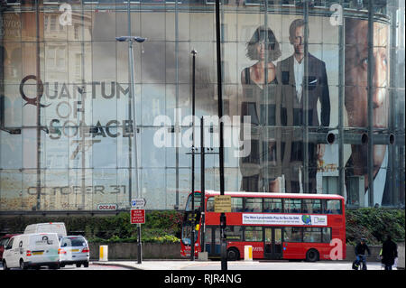 Grande film di James Bond film Quantum Of Solace poster con Daniel Craig e Olga Kurylenko in BFI IMAX su Charlie Chaplin Road a Londra, Inghilterra, Regno re Foto Stock