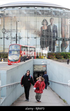 Grande film di James Bond film Quantum Of Solace poster con Daniel Craig e Olga Kurylenko in BFI IMAX su Charlie Chaplin Road a Londra, Inghilterra, Regno re Foto Stock