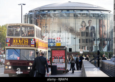 Grande film di James Bond film Quantum Of Solace poster con Daniel Craig e Olga Kurylenko in BFI IMAX su Charlie Chaplin Road a Londra, Inghilterra, Regno re Foto Stock