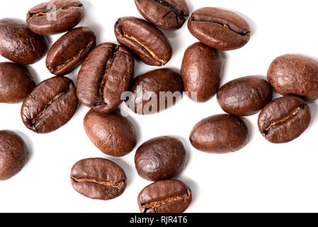 Close-up di chicchi di caffè su sfondo bianco, vista dall'alto Foto Stock