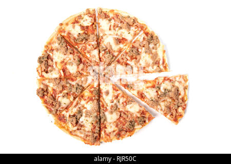 Fette di pizza al tonno isolato su bianco, vista dall'alto Foto Stock