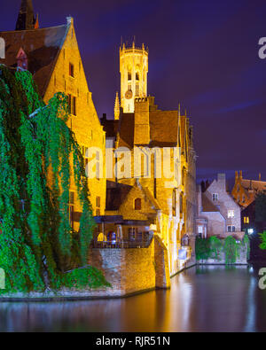 Quay del Rosario (Rozenhoedkaai) in Bruges di notte, Belgio Foto Stock