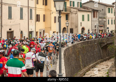 Il partecipante non identificato di L'Eroica, una storica manifestazione ciclistica per i proprietari di biciclette d'epoca, riprodotti su ghiaia bianca strade del Chianti. Foto Stock