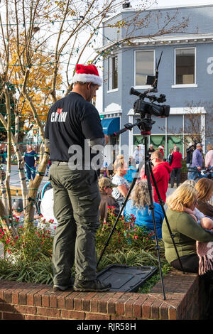 LINCOLNTON, NC, Stati Uniti d'America-11/25/18: un videografo si prepara a pellicola la parata natalizia. Foto Stock