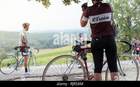 Il partecipante non identificato di L'Eroica, una storica manifestazione ciclistica per i proprietari di biciclette d'epoca, riprodotti su ghiaia bianca strade del Chianti. Foto Stock