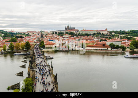 Vista dalla Torre del Ponte della Città Vecchia oltre lo storico Ponte Carlo, il quartiere del castello e della Cattedrale di San Vito, Praga, Repubblica Ceca Foto Stock