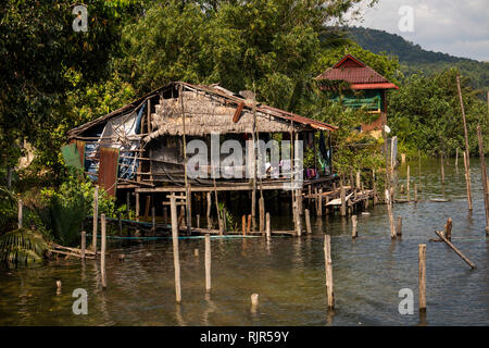 Cm273 Cambogia, Koh Kong Provincia, Tatai River, Riverside case di pescatori costruito su palafitte Foto Stock