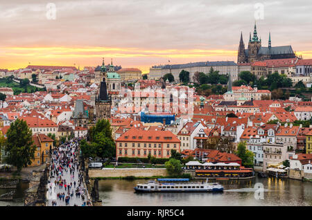 Vista al tramonto dalla torre del ponte della città vecchia oltre lo storico Ponte Carlo, il quartiere del castello e della Cattedrale di San Vito, Praga, Repubblica Ceca Foto Stock