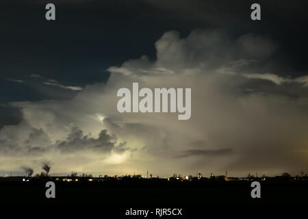 Doccia invernale vicino la costa olandese di notte, che ha prodotto un paio di lampi Foto Stock