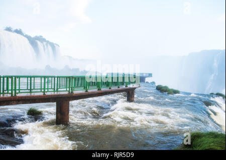 Drammatica vista delle cascate di Iguazu dal ponte. Cascate di Iguassù in Brasile Foto Stock