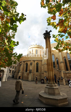 Cavalieri Templari colonna con la scultura del cavallo con due piloti dei Templari nella parte anteriore del gotico romanica chiesa tempio costruito dai Templari noti da Foto Stock