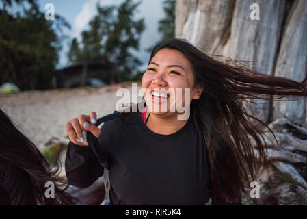 Donna capelli oscillanti, Kailua Beach, Oahu, Hawaii Foto Stock
