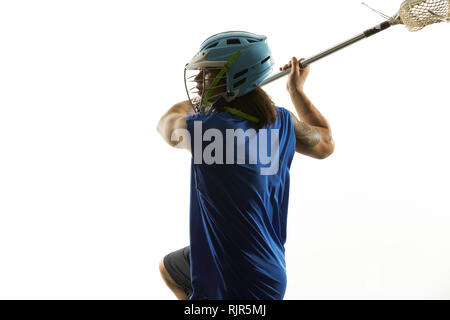 L'uomo la modellazione di lacrosse Casco e stick Foto Stock