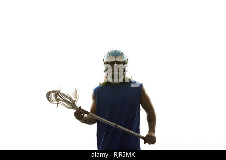 L'uomo la modellazione di lacrosse Casco e stick Foto Stock