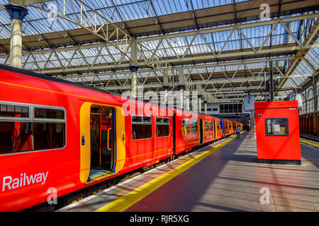 Londra, UK, South Western convoglio ferroviario in attesa presso la piattaforma di partenza presso la stazione di Waterloo, Inghilterra Foto Stock