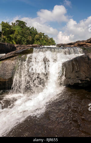 Cambogia, Koh Kong Provincia, Tatai, Cascata, acqua che fluisce oltre il bordo del cade nella stagione secca Foto Stock