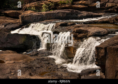 Cambogia, Koh Kong Provincia, Tatai, Cascata, acqua che fluisce oltre cade nella stagione secca Foto Stock