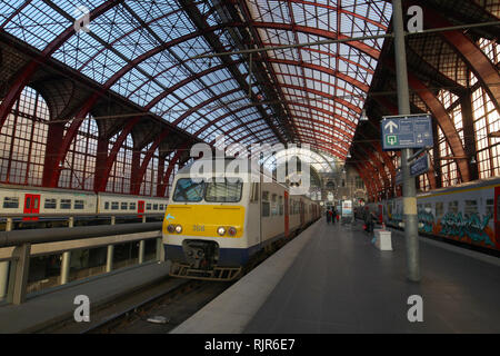 Antwerpen-Centraal, centrale di Anversa è la principale stazione ferroviaria della città belga di Anversa. La stazione è gestita dall'azienda ferroviaria nazionale. Foto Stock