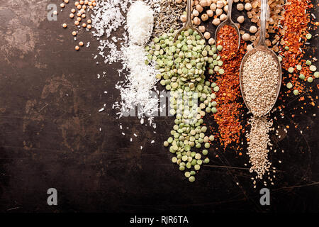 Spezie e legumi su sfondo nero, vista dall'alto Foto Stock