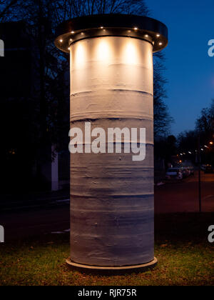 Immagine di Fotografia Bianco vuoto mockup poster di pubblicità di strada stativo a colonna sul marciapiede Foto Stock