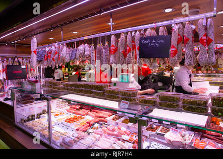 Lione, Francia - 11 Marzo 2018: Mercato di Lione Paul Bocuse. Negozio di salsiccia Foto Stock