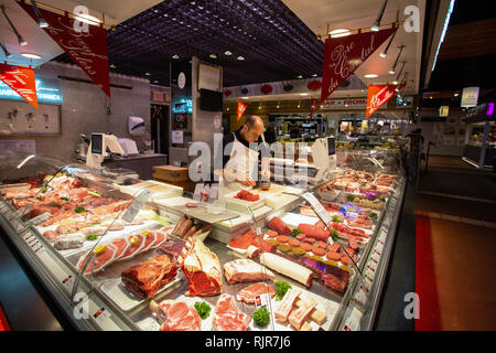 Lione, Francia - 11 Marzo 2018: Mercato di Lione Paul Bocuse. Sezione di carne Foto Stock