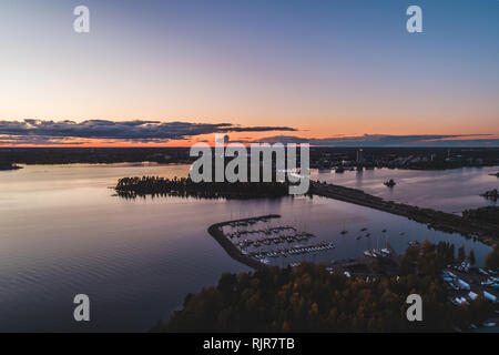 Vista dal cielo del Tramonto urbano con traffico su autostrada, Espoo Finlandia Foto Stock